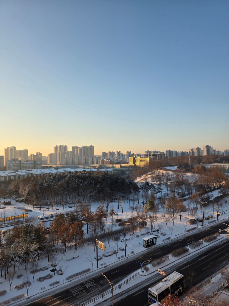 KakaoTalk_20251205_093902794 Snowy winter view from a high-rise apartment in Korea